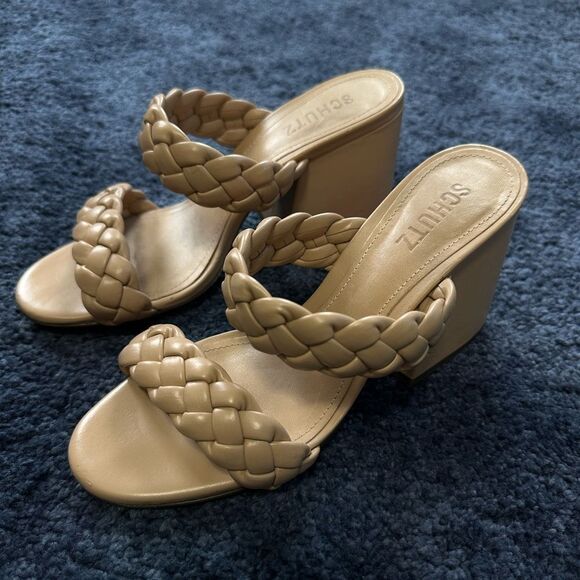 SCHUTZ Shoes - SCHUTZ 6,5 US/37 EU Elida leather block heel sandal in honey beige.